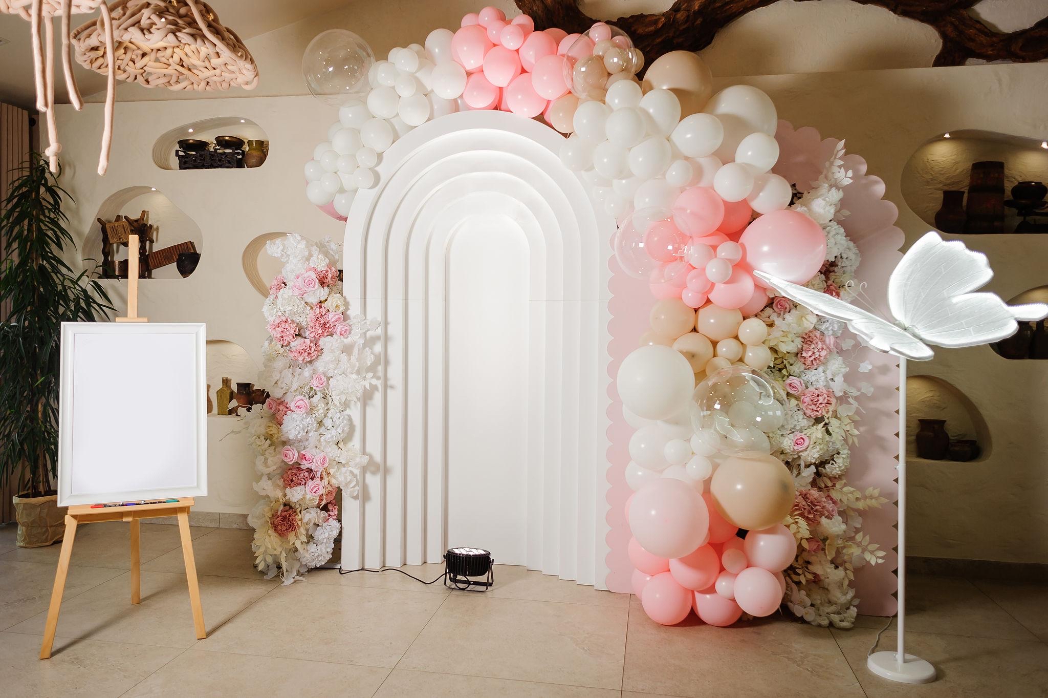 Modern white arch photo zone